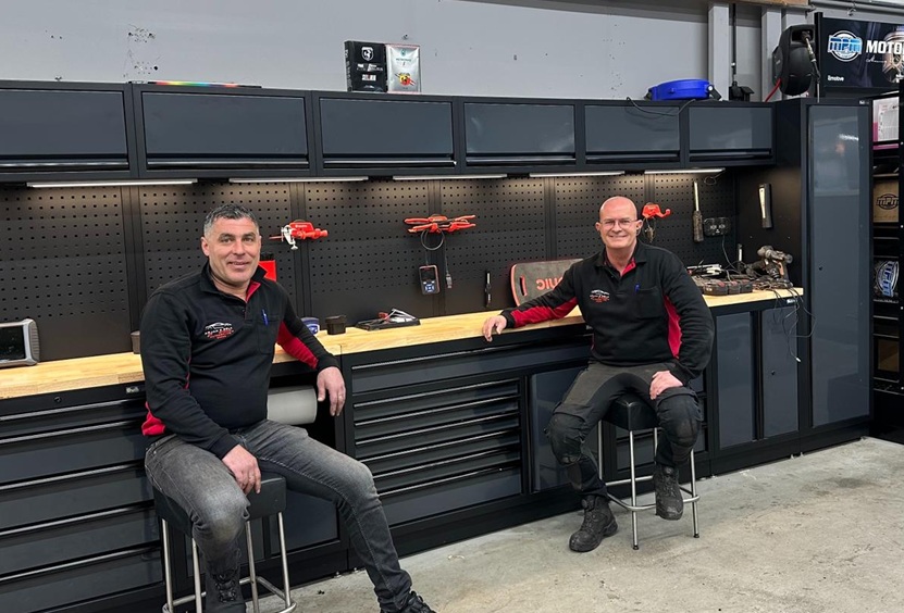 Arjan en Gela in de werkplaats