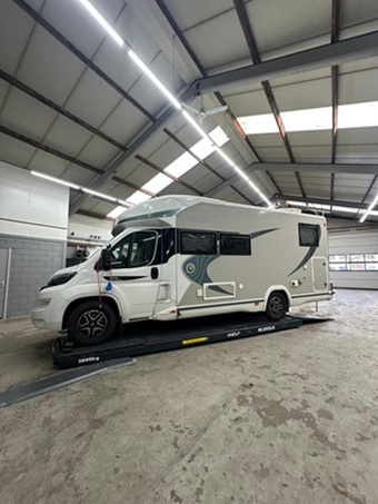 Camper in de werkplaats op de brug