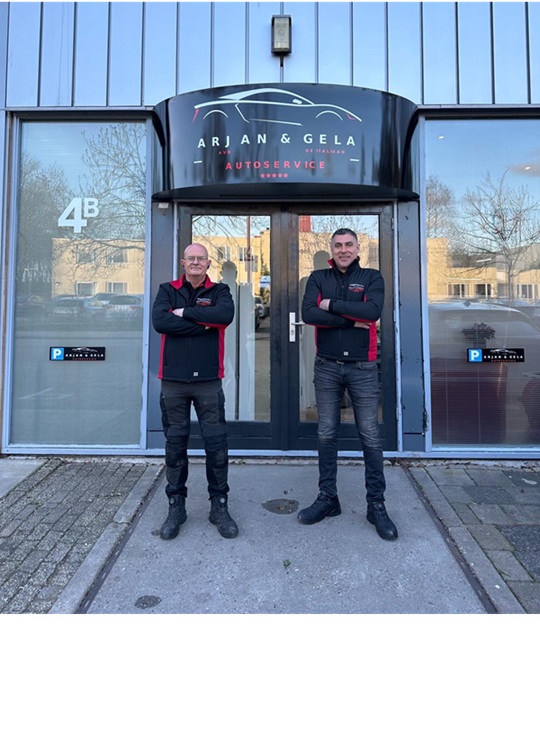 Arjan en Gela voor de werkplaats van Arjan & Gela Autoservice